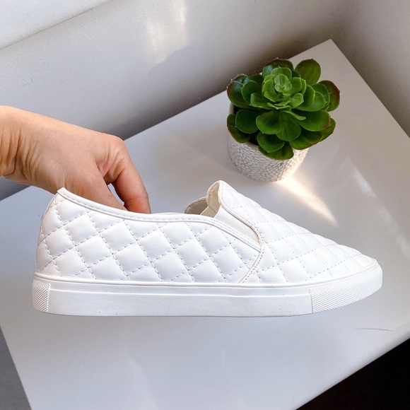 π WHITE QUILTED FAUX LEATHER CASUAL SNEAKERS! - Picture 5 of 17